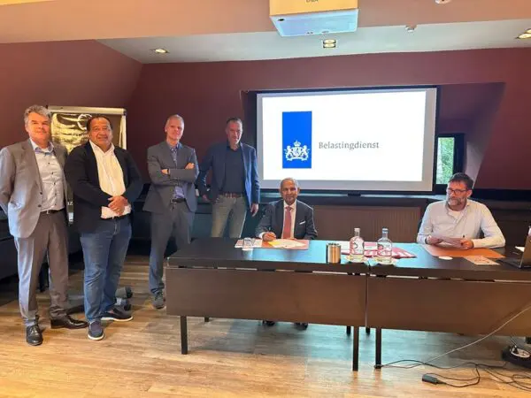 Signing of the framework agreement at the Dutch Tax office.