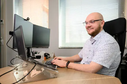 Software engineer aan het werk achter zijn laptop