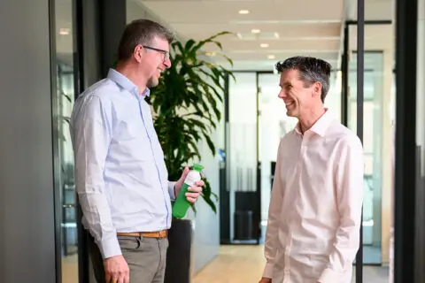 twee ict collega's met elkaar in overleg